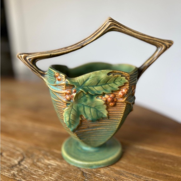 ROSEVILLE BUSHBERRY BASKET , VINTAGE POTTERY , Excellent Condition $79 - Picture 10 of 15